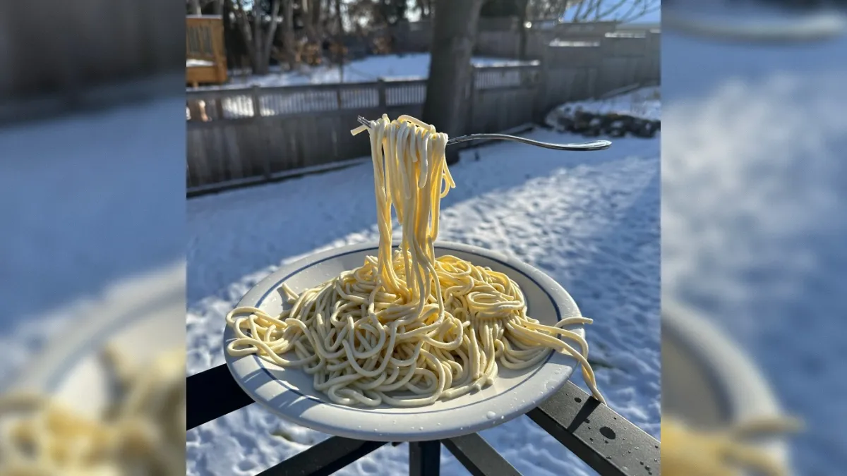 美國冷到義大利麵放在室外都會被凍硬。翻攝自X @chinchat09