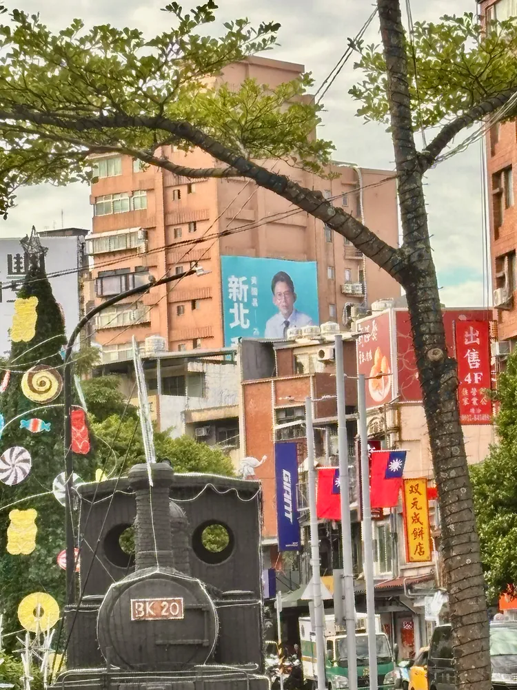 位於淡水捷運站附近的黃國昌競選看板。邱筠媜攝