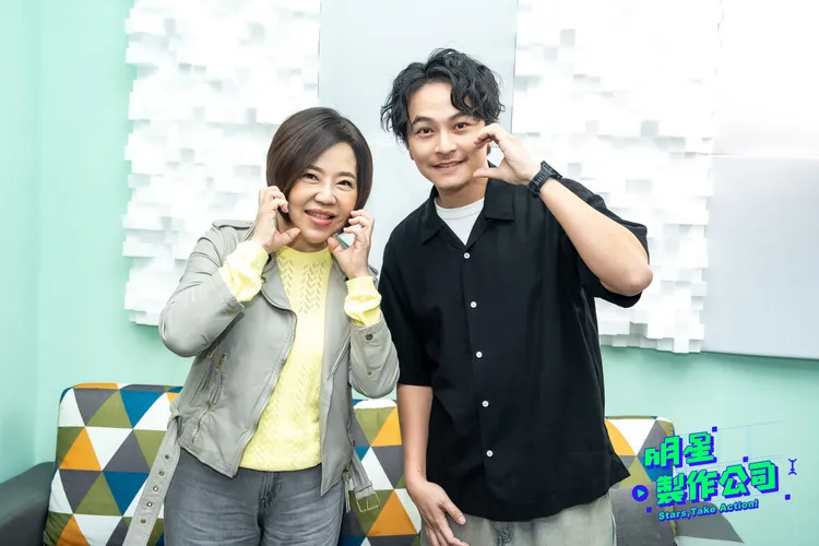 楊銘威（右）親自前往邀請于美人擔任主持人。TVBS提供