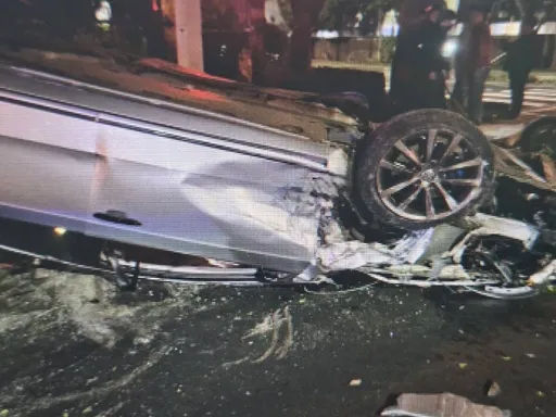 直行车擦撞左转车翻覆　2驾驶人擦挫伤送医