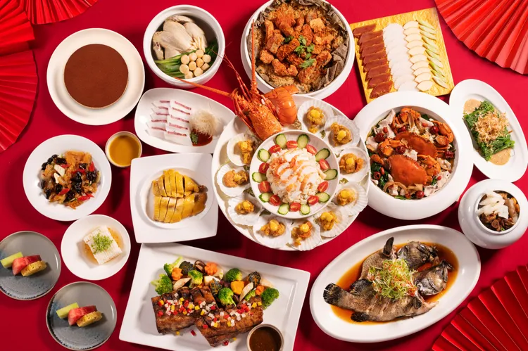 礁溪寒沐酒店宴會廳除夕圍爐宴10人中式桌席2萬2800元+10%，匯集豐盛海陸珍味的極致美饌。業者提供