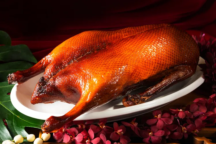 礁溪寒沐酒店年菜外賣推出「相思木燒鵝三吃」4280元，集結黃金片皮鵝捲餅、斬件燒鵝腿與當歸枸杞燉鵝盅，三種吃法一次享有。業者提供