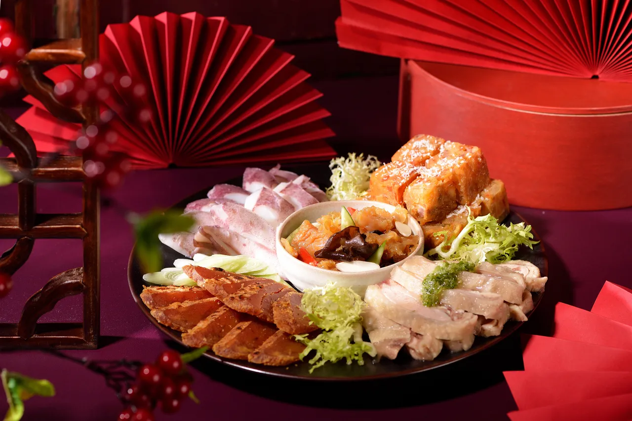 礁溪寒沐酒店年菜外卖推出「寒沐贺春五福拼」2380元，精选乌鱼子、老醋海蜇头、葱香油鸡腿、五味鲜冰卷与兰阳金枣饼，汇聚台湾在地海陆珍馐。业者提供