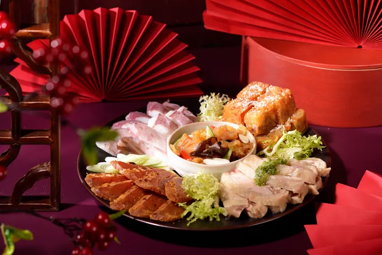 礁溪寒沐酒店年菜外賣推出「寒沐賀春五福拼」2380元，精選烏魚子、老醋海蜇頭、蔥香油雞腿、五味鮮冰卷與蘭陽金棗餅，匯聚台灣在地海陸珍饈。業者提供