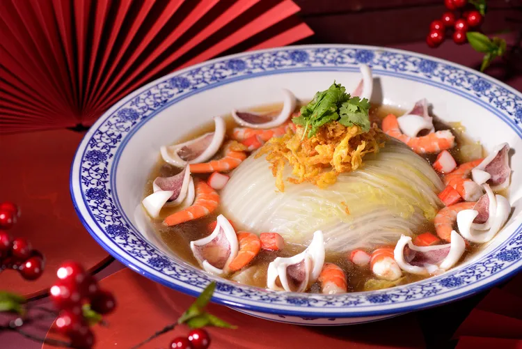 礁溪寒沐酒店年菜外賣推出「漁港海鮮西魯肉」1380元，經典宜蘭古早味菜色「西魯肉」，搭配蝦仁、透抽及海參等鮮味，清爽鮮甜。業者提供