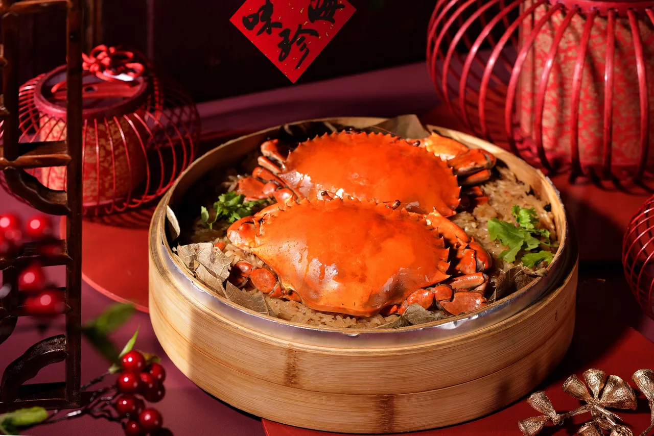礁溪寒沐酒店年菜外卖推出「荷叶红𫊻蒸米糕」1580元，主厨严选蟹黄饱满的红𫊻，以开阳、香菇丝、五花肉丝爆香，拌入圆糯米，为年节必备菜色。业者提供