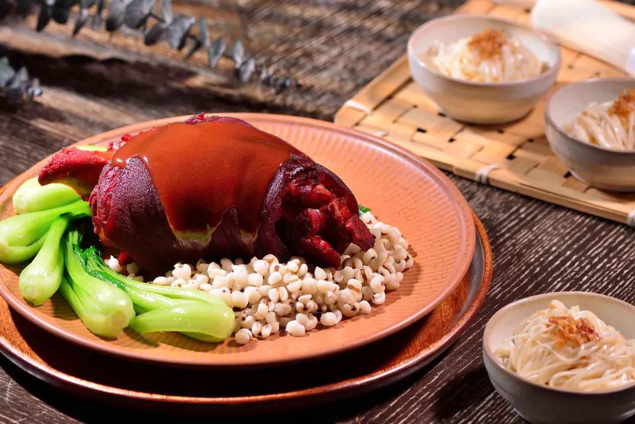 礁溪寒沐酒店年菜外卖推出「红曲薏仁猪脚」880元，以红曲入味，猪脚胶质丰盈、肉质软嫩，搭配薏仁的清香，象征吉祥团圆，是围炉家宴的祝福美味。业者提供