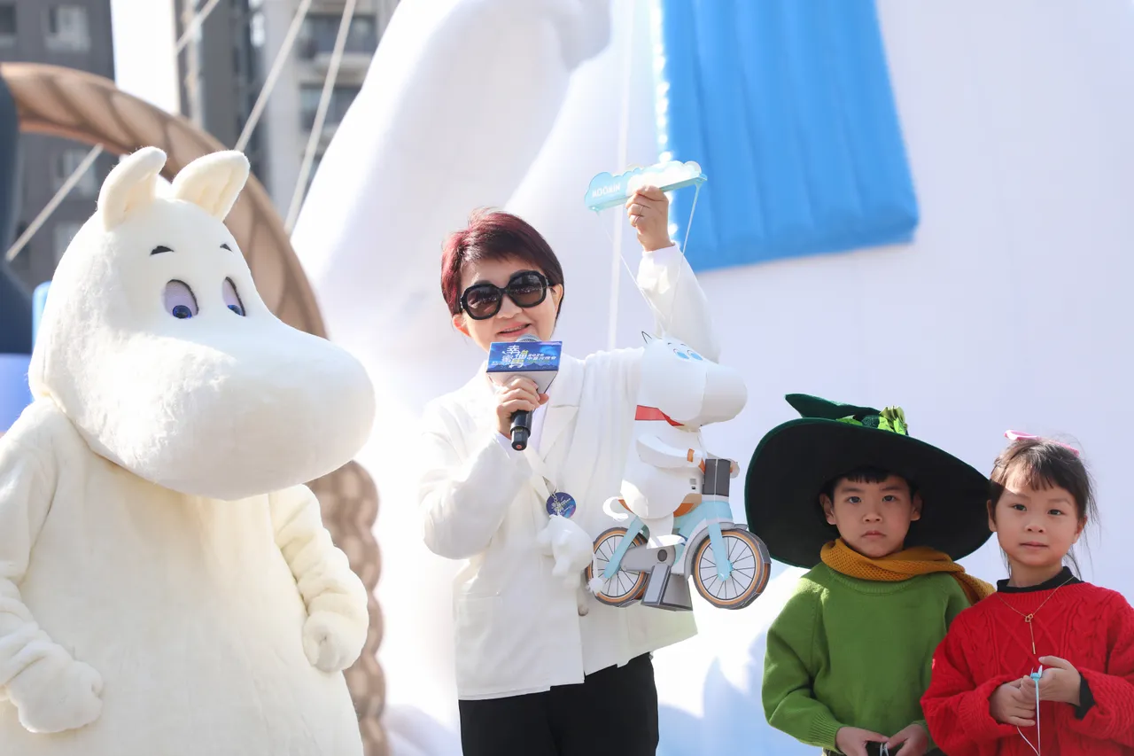 卢市长展示「姆明(Moomin)」小提灯。市府提供