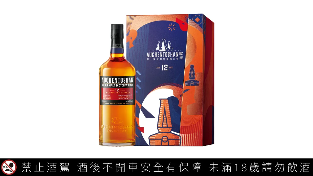 歐肯 12 年以三次蒸餾工藝打造純淬酒體，蜂蜜、烤杏仁與柑橘香氣交織，口感柔順，適合作為年節聚飲的開場酒款，建議售價1220元。三得利提供