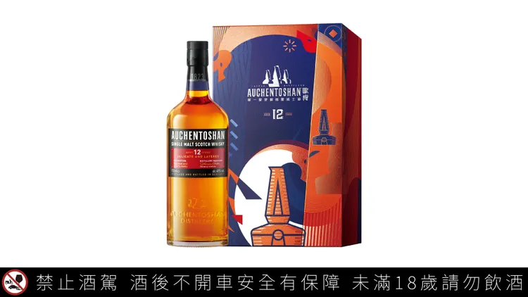 歐肯 12 年以三次蒸餾工藝打造純淬酒體，蜂蜜、烤杏仁與柑橘香氣交織，口感柔順，適合作為年節聚飲的開場酒款，建議售價1220元。三得利提供