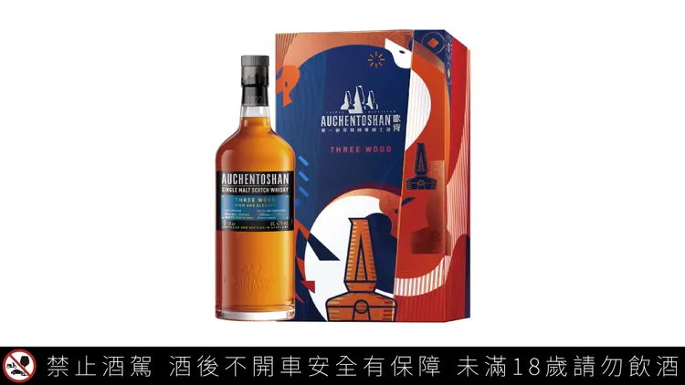 歐肯三桶依序經波本桶與兩款雪莉桶熟成，帶出太妃糖、葡萄乾與堅果香氣，酒體醇厚，適合細細品飲，建議售價1500元。三得利提供