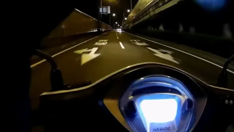 自小客違規拒檢，逆向衝上國道逃逸。翻攝畫面