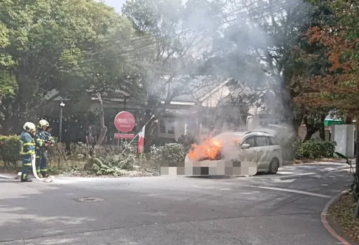 陽明山光華路驚傳火燒車！　51歲女車主機警攜伴棄車逃生