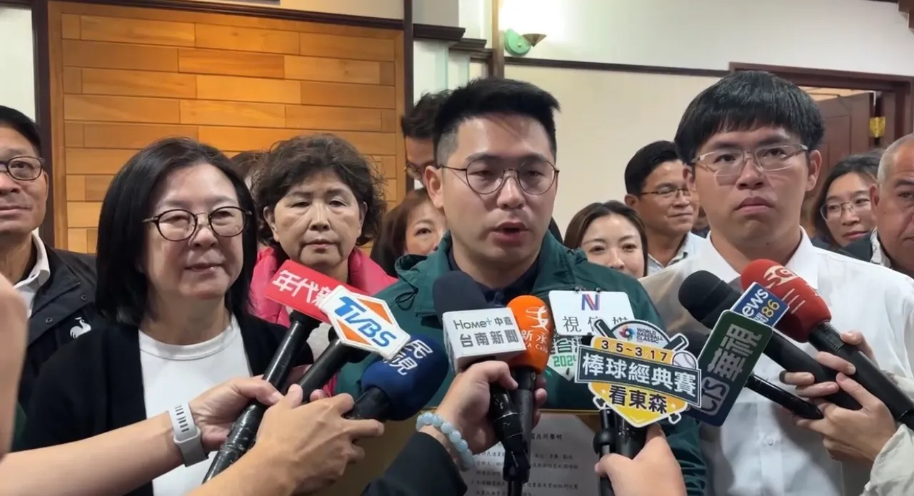 民進黨籍南市議長邱莉莉、黨團總召李宗翰會後受訪，讓人感覺雙方合作可能仍有變數。民眾提供