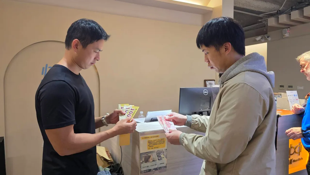 自元旦起，民众可前往新北市19个特色商圈购买商圈券，透过「100元换200元」的加倍优惠，在元旦及年节假期欢迎来访各商圈消费。翻摄画面