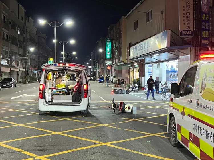 女騎士左轉未注意後方來車遭撞，男騎士傷重不治。翻攝畫面