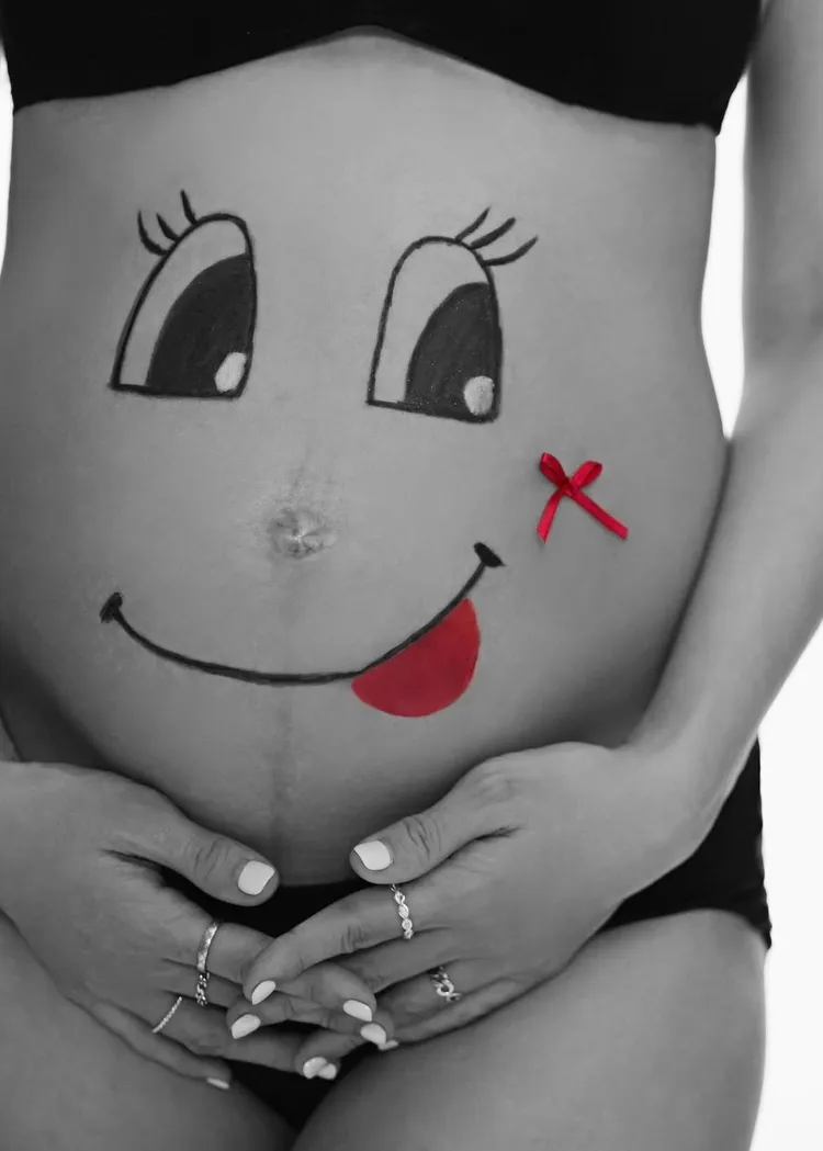 吳映潔曬出過去的孕肚寫真照。翻攝吳映潔IG