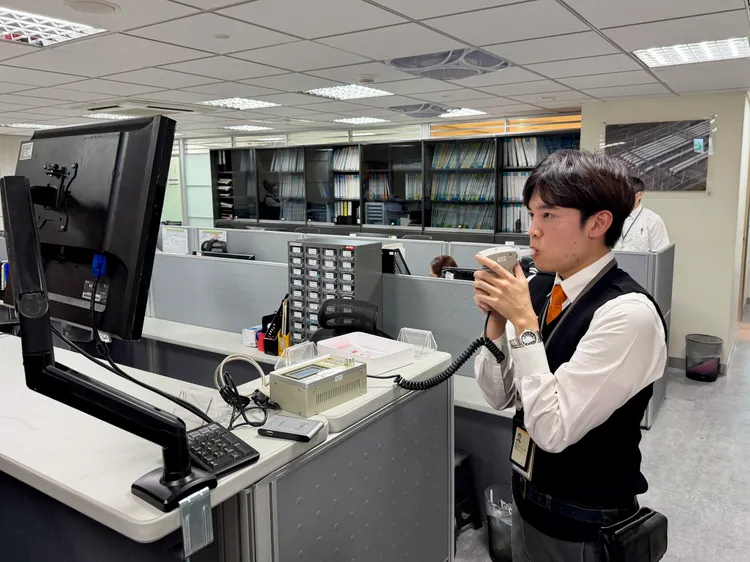 高鐵駕駛於南區運轉中心示範執勤前酒精檢測。莊偉祺攝