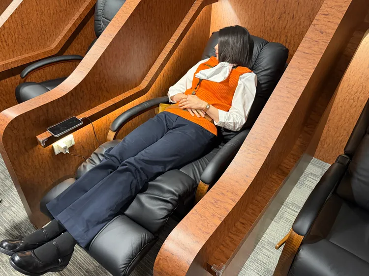 高鐵南區運轉中心休息區設有可躺式座椅。莊偉祺攝