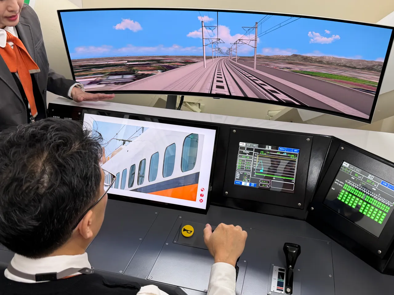 高鐵「駕駛自學型模擬機」設有行車電腦及擬真手把，更配備49吋大型曲面觸控螢幕，可體驗最真實的操作手感。莊偉祺攝