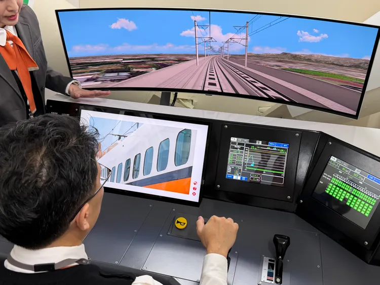 高鐵「駕駛自學型模擬機」設有行車電腦及擬真手把，更配備49吋大型曲面觸控螢幕，可體驗最真實的操作手感。莊偉祺攝