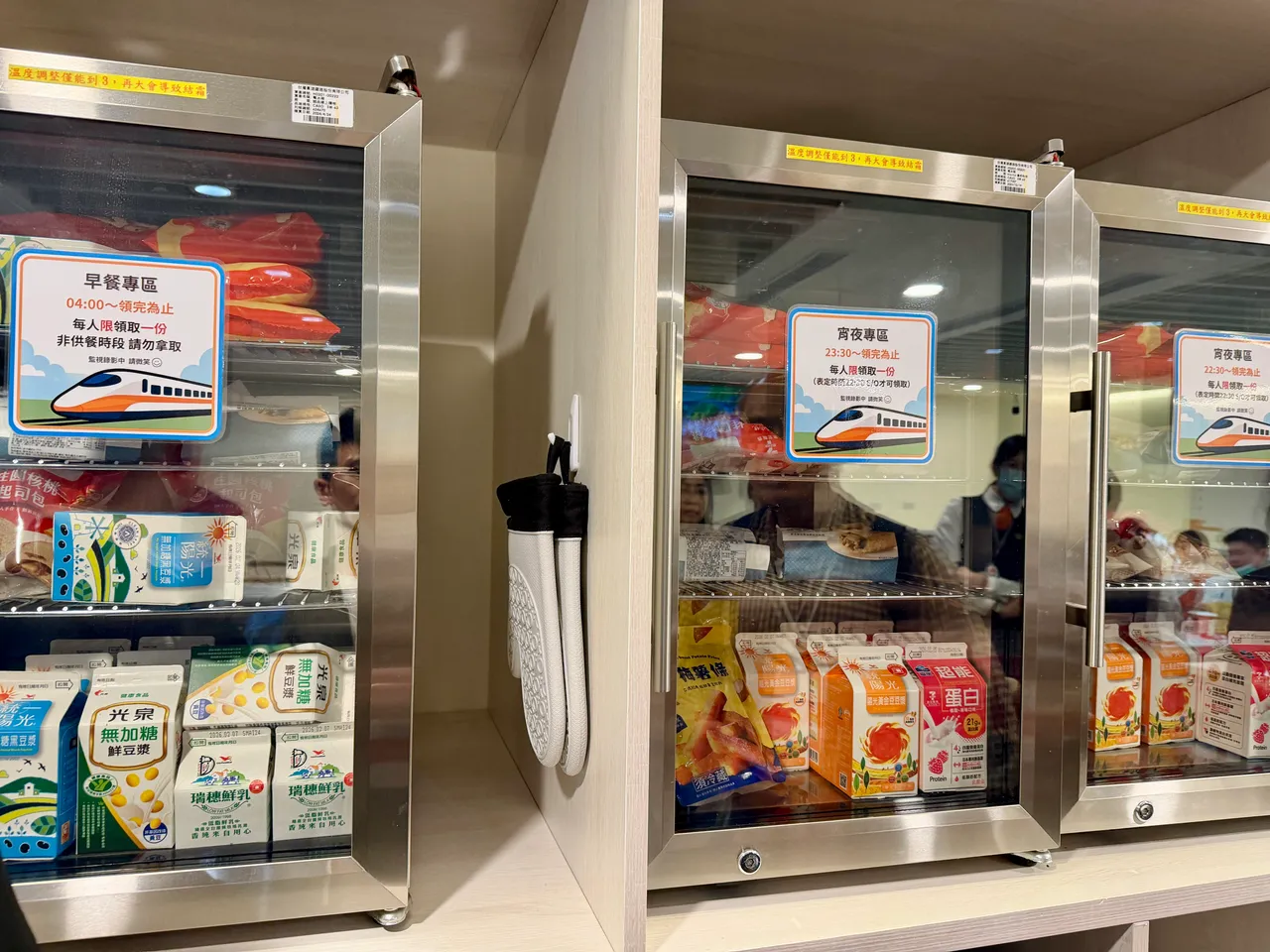 高鐵南區運轉中心有供應限量微波餐食、飲品。莊偉祺攝