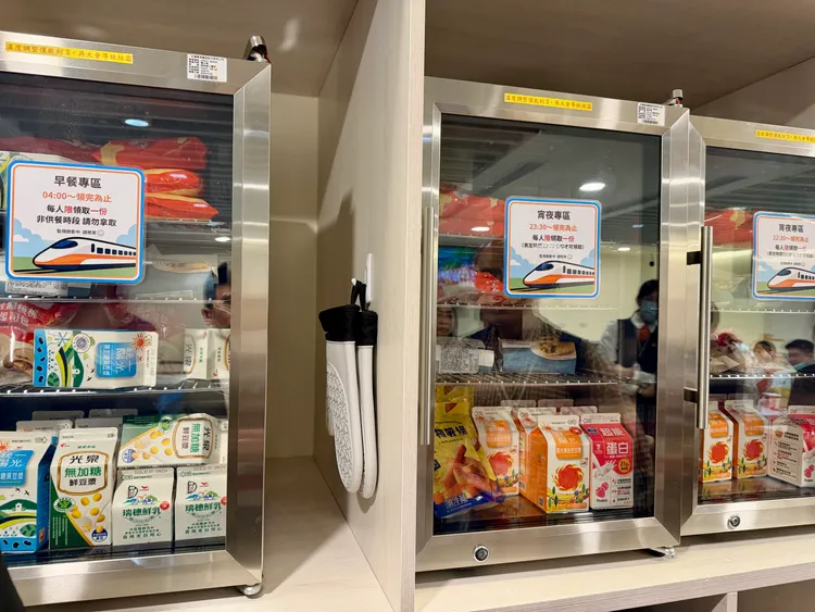 高鐵南區運轉中心有供應限量微波餐食、飲品。莊偉祺攝
