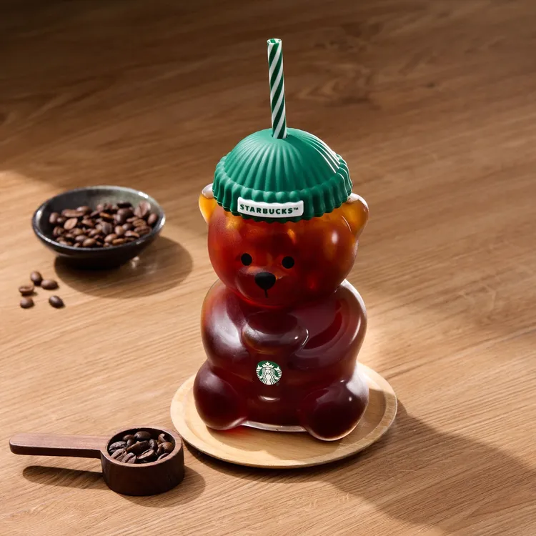 玻璃杯採立體小熊造型，透明杯身搭配不同飲料，可展現多種顏色，圖中為咖啡色的熊熊。翻攝星巴克咖啡同好會臉書