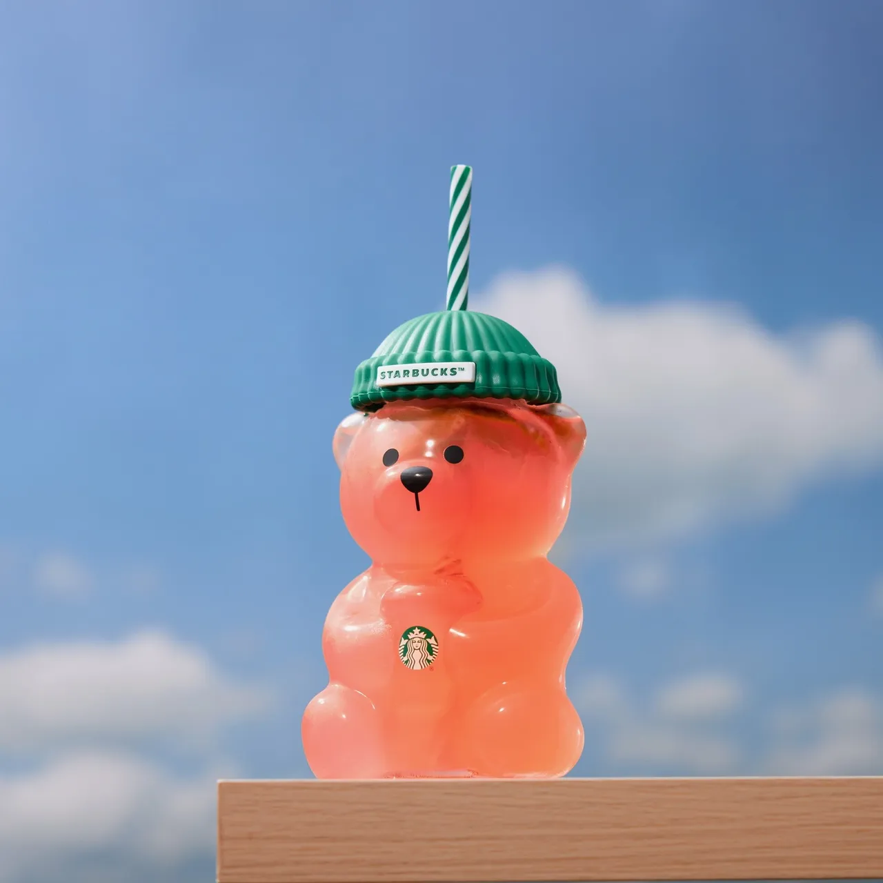 玻璃杯採立體小熊造型，透明杯身搭配不同飲料，可展現多種顏色，圖中為果汁色的熊熊。翻攝星巴克咖啡同好會臉書