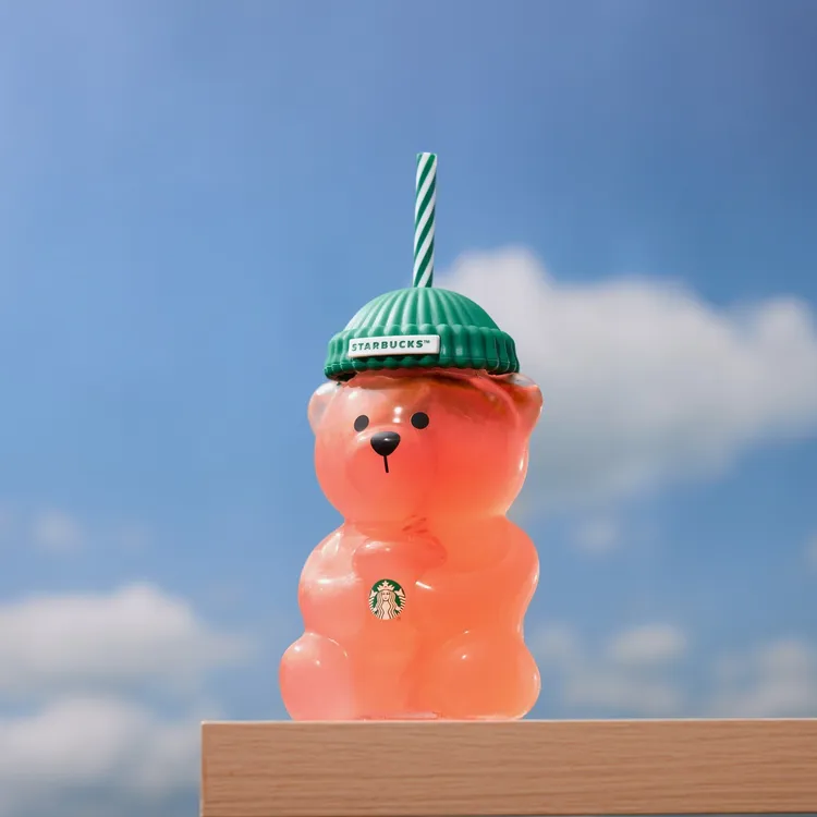 玻璃杯採立體小熊造型，透明杯身搭配不同飲料，可展現多種顏色，圖中為果汁色的熊熊。翻攝星巴克咖啡同好會臉書