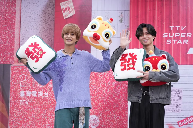 高橋海人（左）、永瀬廉隨音樂舞動。彭欣偉攝