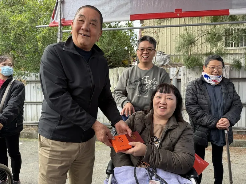 南投县竹山紫南宫1日发送马年钱母，紫南宫主任委员庄秋安（前左）亲手发给久候信众。中央社