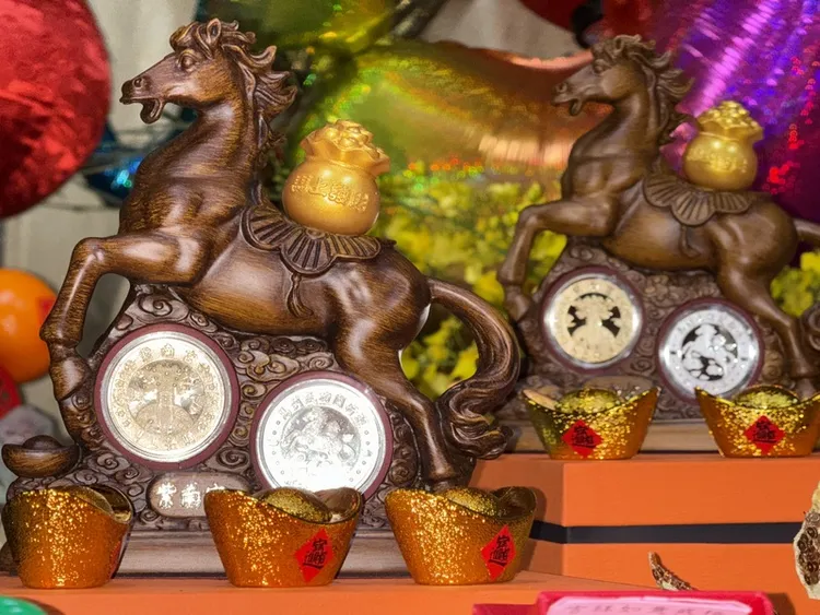 南投縣竹山紫南宮的馬年錢母，套幣展示座設計為駿馬奔騰，寓意「馬上發財、財運奔騰」。中央社