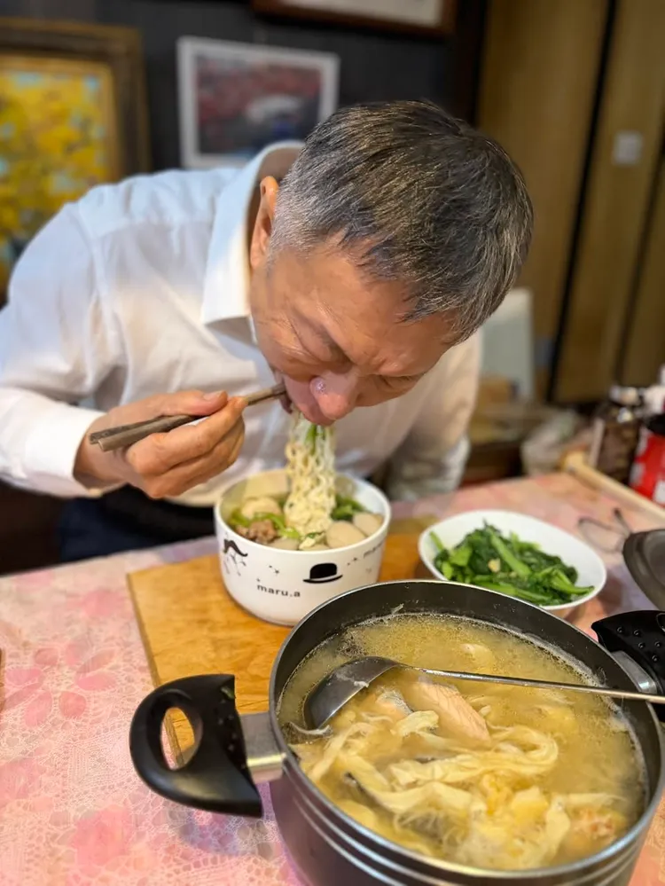 民眾黨前主席柯文哲開心吃泡麵。翻攝自陳佩琪臉書