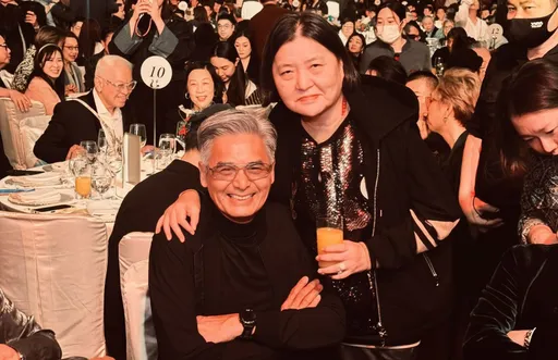 寬姊穿招牌愛馬仕拖鞋跑攤！摟白髮周潤發　與劉德華咬耳朵