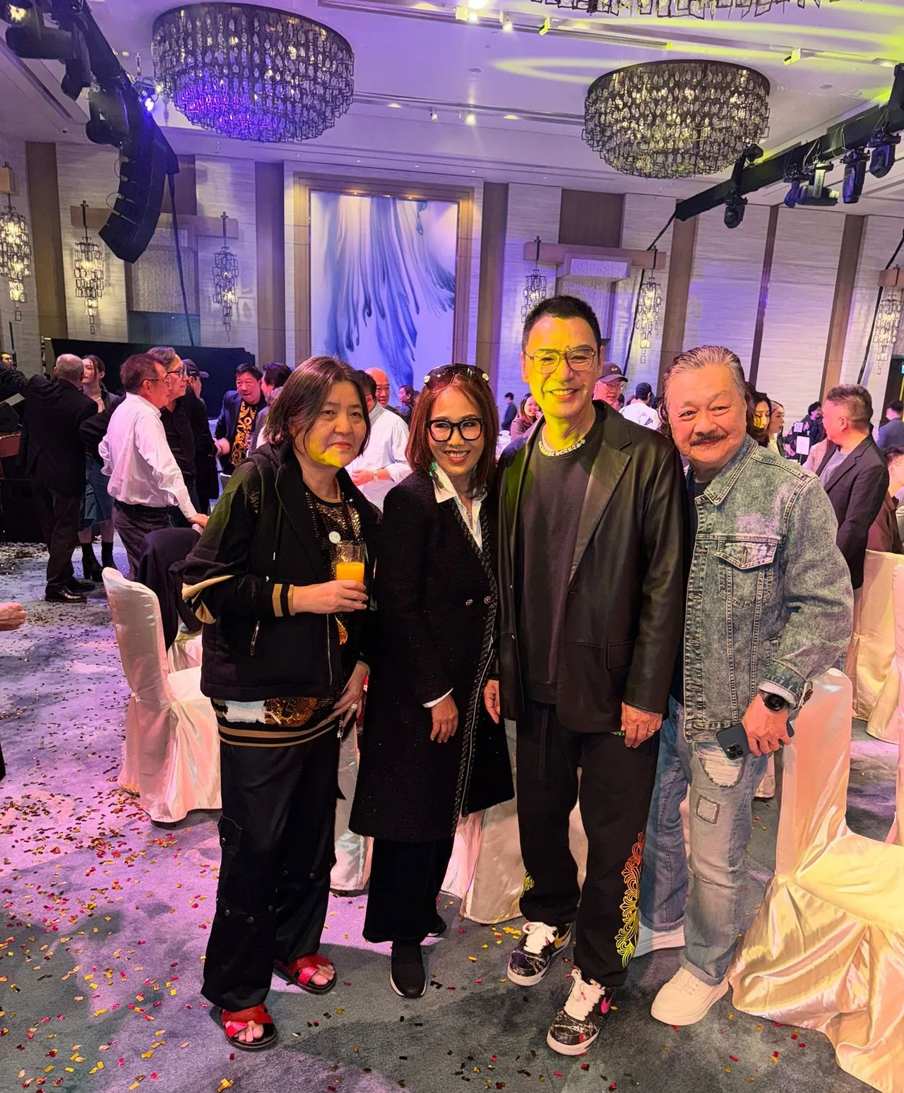 寬姊（左）踩愛馬仕拖鞋跑攤，與鍾鎮濤（右二）同框。