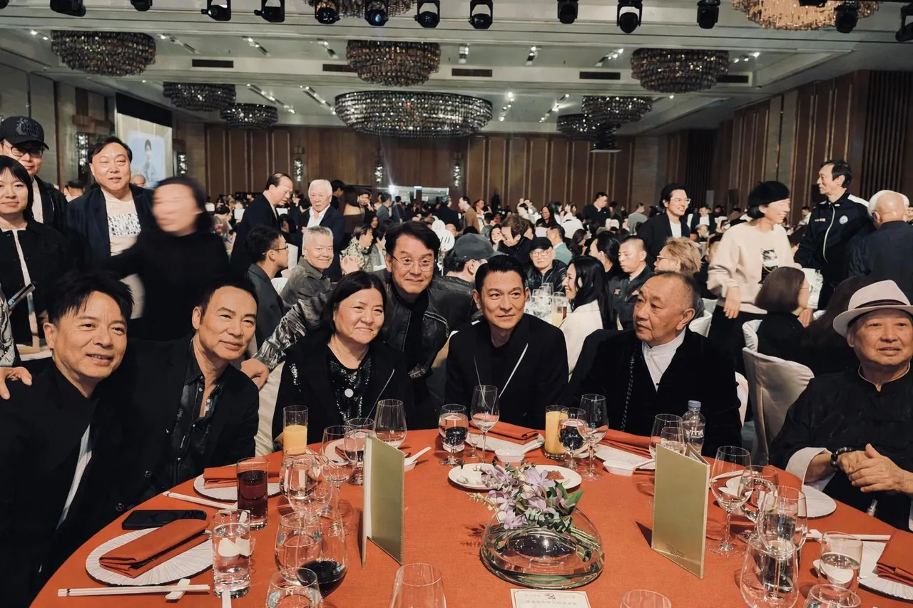 李克勤（左起）、任達華、邱瓈寬、譚詠麟、劉德華、洪金寶（右）等香港演藝圈大人物齊聚一堂。