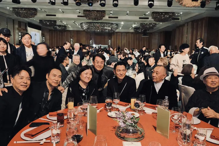 李克勤（左起）、任達華、邱瓈寬、譚詠麟、劉德華、洪金寶（右）等香港演藝圈大人物齊聚一堂。