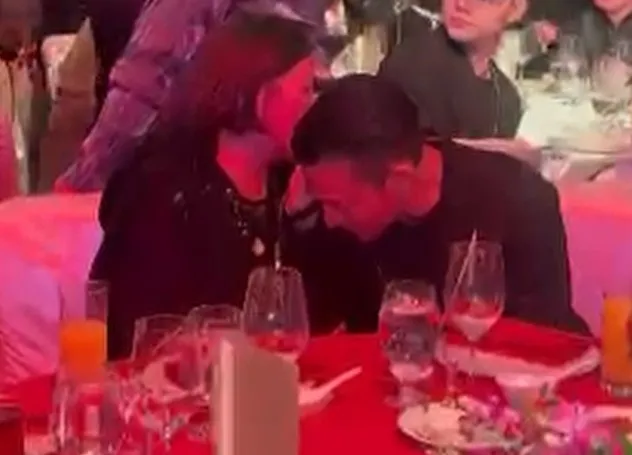 寬姐與劉德華咬耳朵。