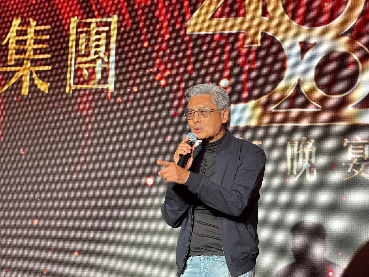 周潤發應邀上台致詞。