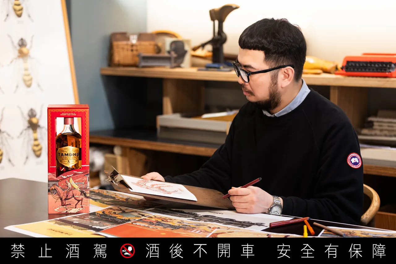 坦杜「生肖系列—火马年限定版」携手艺术家邹骏升操刀包装设计，以《八骏图》为核心意象，将奔腾骏马化为火马年的视觉主角，全台限量 1,750 组。业者提供