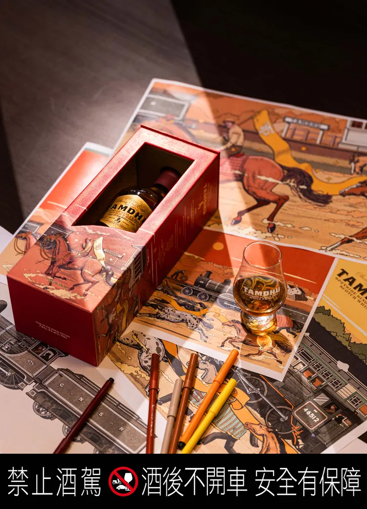 畫面中八匹駿馬奔馳於山景與鐵道之間，結合斯佩賽地區地貌、雪莉桶與 Dalbeallie 火車站元素，呼應坦杜早年為引進雪莉桶自建鐵道的歷史背景。業者提供