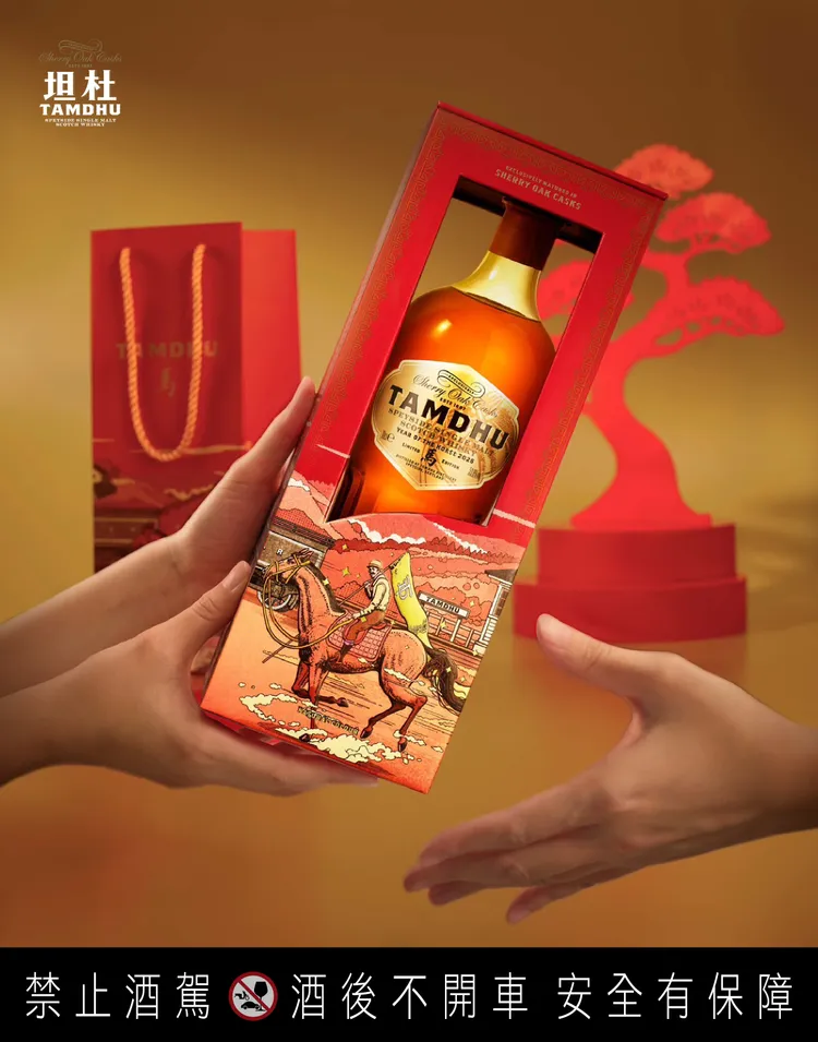 火馬年限定版禮盒四面皆為獨立創作，展開後宛如一幅連續長卷，完整呈現駿馬、酒廠與雪莉桶交織的視覺敘事。業者提供