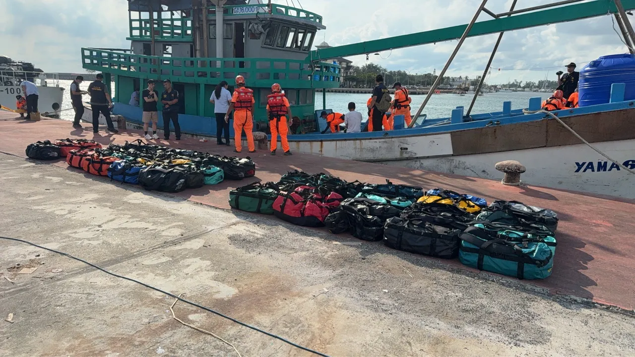 海巡人員在漁船上搜出約600公斤的海洛因磚、大麻、一粒眠及其他混合型毒品。翻攝照片