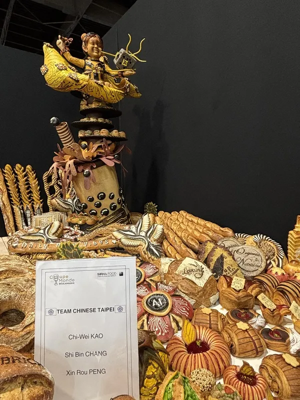 台灣麵包師傅張世彬、彭心柔、高淇崴在教練武子靖帶領下參加世界盃麵包大賽，抱回亞軍。台灣隊作品結合晶片、珍珠奶茶、101大樓、水果等元素。 中央社