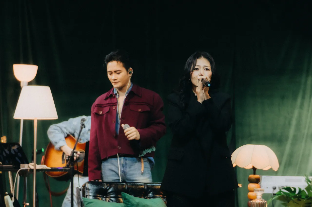 大Q（左）與姑慕．巴紹登台合唱《在迦納共和國離婚》。众悅娛樂提供