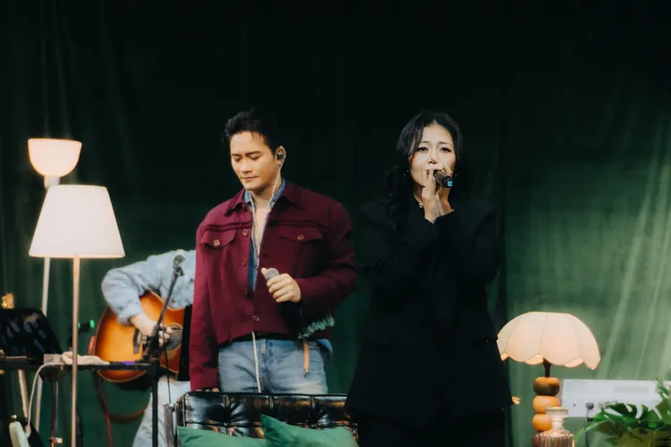 大Q（左）與姑慕．巴紹登台合唱《在迦納共和國離婚》。众悅娛樂提供