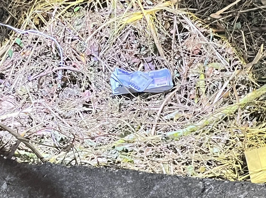警消地毯式搜索沒找到人，卻發現兩疊千元大鈔，清點後近20萬元。民眾提供