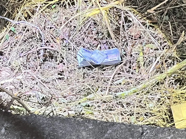 警消地毯式搜索沒找到人，卻發現兩疊千元大鈔，清點後近20萬元。民眾提供