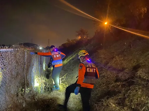 中山高台南段飛車追逐　駕駛跳邊坡躲追殺　人不見了...草叢找到近20萬大鈔